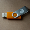 USB-Stick orange 8 GB mit Kinaesthetics-Logo Bild anzeigen