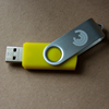 USB-Stick gelb 8 GB mit Kinaesthetics-Logo Bild anzeigen