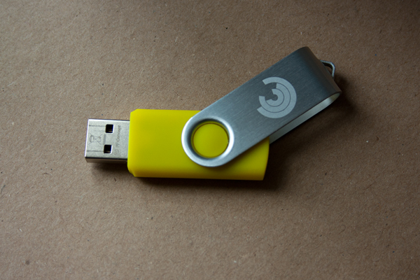 USB-Stick gelb 8 GB mit Kinaesthetics-Logo Bild anzeigen